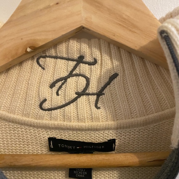 XS Men’s Tommy Hilfiger sweater grey front collar zipper embroidered logo - Picture 4 of 13